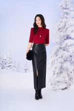 Wool knitted shirt with high neckline and fashionable metal body