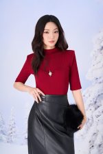 Wool knitted shirt with high neckline and fashionable metal body