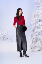Wool knitted shirt with high neckline and fashionable metal body
