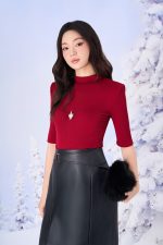 Wool knitted shirt with high neckline and fashionable metal body