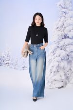 Wool knitted shirt with high neckline and fashionable metal body