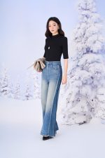 Wool knitted shirt with high neckline and fashionable metal body