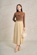 Wool knitted T-shirt with long sleeves, round neck, slit-shaped bust