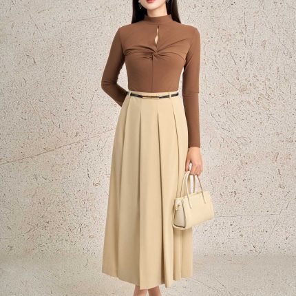 Wool knitted T-shirt with long sleeves, round neck, slit-shaped bust