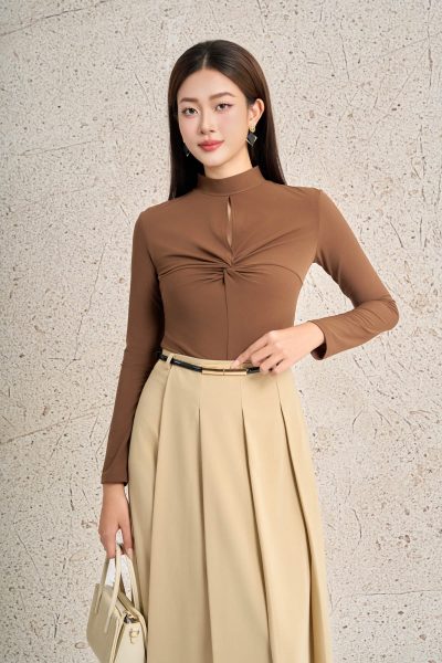 Wool knitted T-shirt with long sleeves, round neck, slit-shaped bust