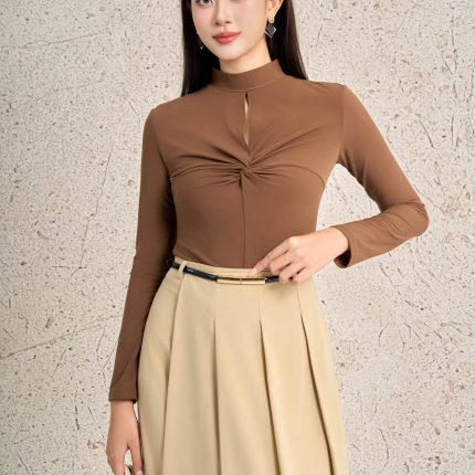 Wool knitted T-shirt with long sleeves, round neck, slit-shaped bust