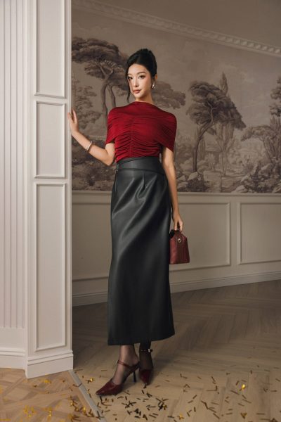 Wool knitted T-shirt with round neck, off-the-shoulder, pleated fashion style