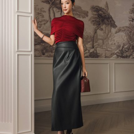 Wool knitted T-shirt with round neck, off-the-shoulder, pleated fashion style