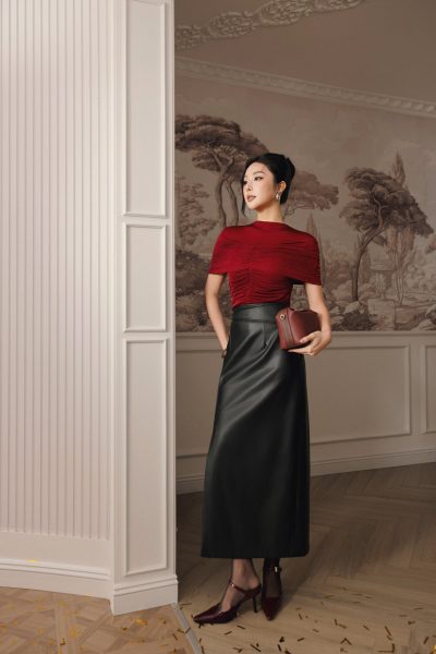 Wool knitted T-shirt with round neck, off-the-shoulder, pleated fashion style