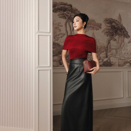 Wool knitted T-shirt with round neck, off-the-shoulder, pleated fashion style