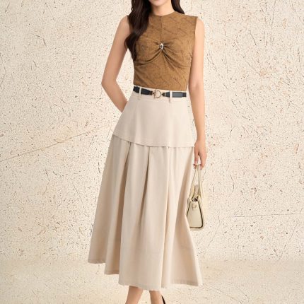 Wool knitted t-shirt with round neck, sleeveless, ruffle bust, rhinestone-styled top