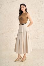Wool knitted t-shirt with round neck, sleeveless, ruffle bust, rhinestone-styled top