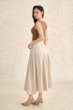 Wool knitted t-shirt with round neck, sleeveless, ruffle bust, rhinestone-styled top